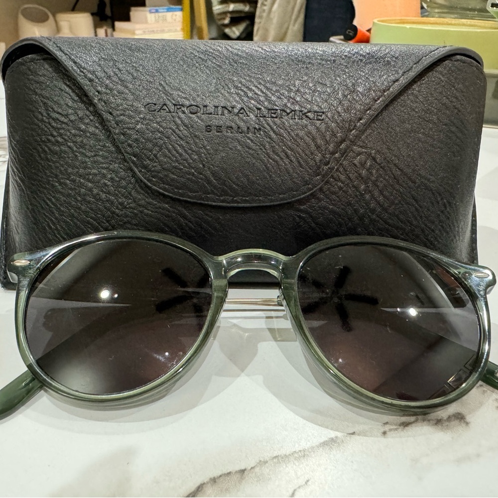 Sage green frame sunnies 😎